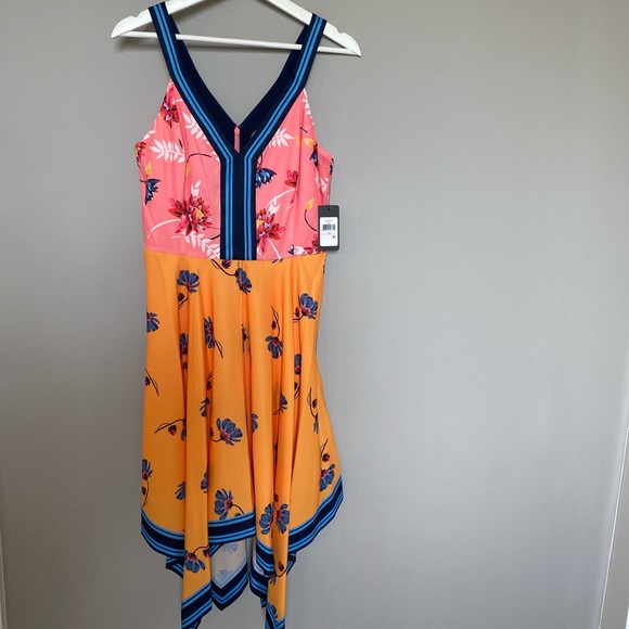 🎉HP🎉 🆕 Size 10 Guess Handkerchief Hem Dress - Picture 2 of 4